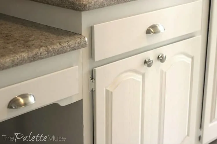 white hinges disappear on these white painted kitchen cabinets