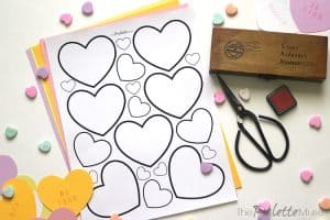 Easy paper conversation heart craft with Free Printable! #freeprintable #valentinesday #easycraft