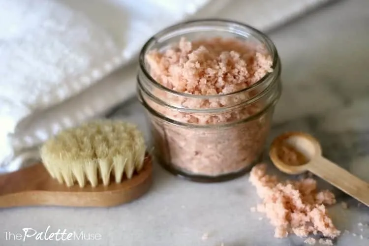 Pretty pink Himalayan salt makes a salt scrub extra luxurious. #himalayansalt #saltscrub #diybeauty