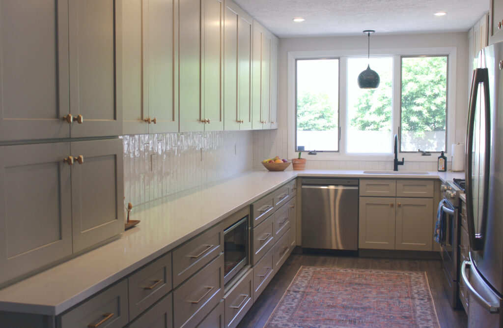 Kitchen remodel resources: Coral colored kitchen rug in a neutral kitchen.