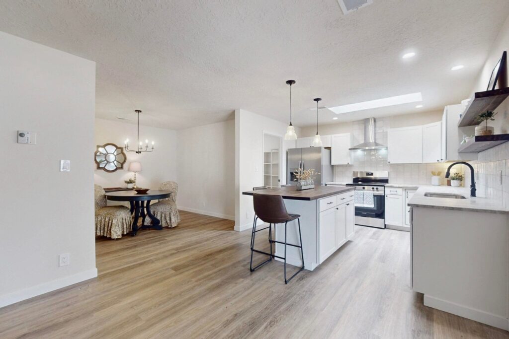 A view of the kitchen and dining room.